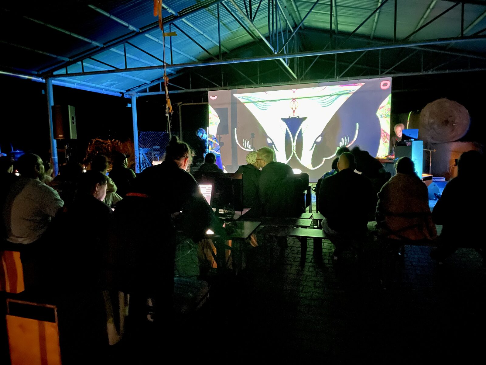Audiovizuálna projekcia v hangári s publikom